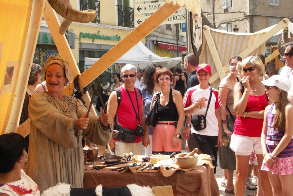 Photo du spectacle de rue "Drôle de négoce sur les étals, le vrai faux marché" par la Compagnie des Voyageurs du Bord des Mondes